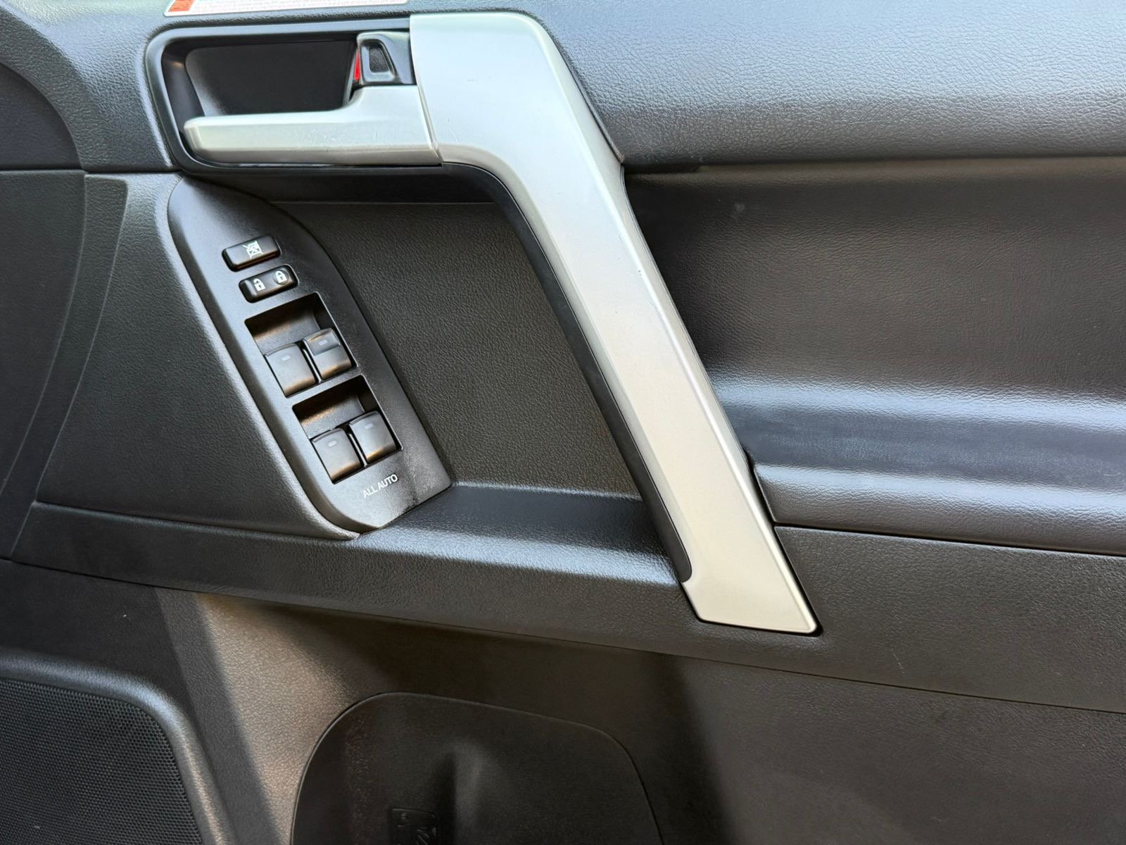 Land  Cruiser Prado VX 2022 White image